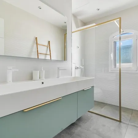 La Casa Blanca A Smart And Sunny,3 Bedrooms House *